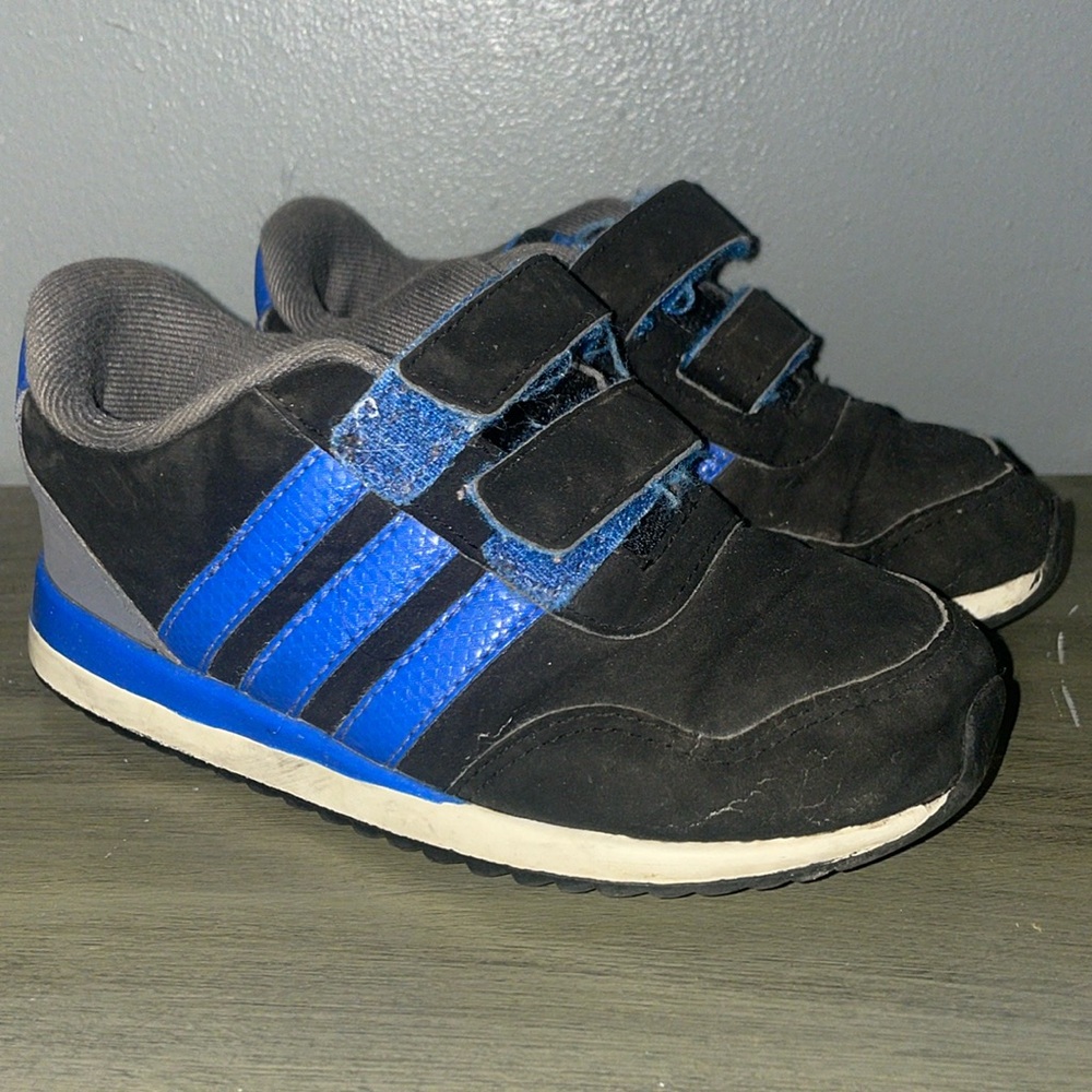 Kid’s adidas toddler size 9K